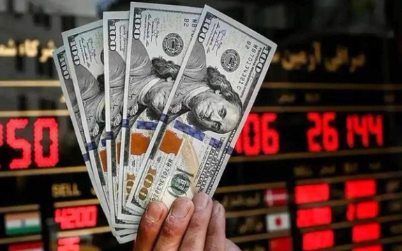 همزمان با حملات، بازار ارز ملتهب شد؛ بهای دلار به ۹۶ هزار تومان رسید