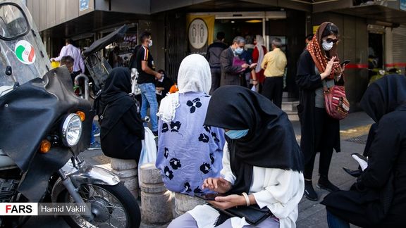 معطلی مردم مقابل داروخانهها همزمان با معضل کمبود دارو