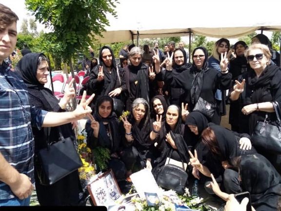 جمعی از خانوادههای دادخواه در روز تشییع صدیقه تورانی، مادر فرهاد مجدم، گرد هم آمدند