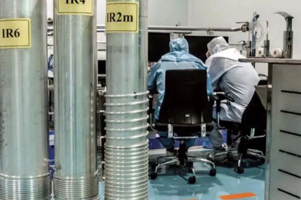 "وول ستريت جورنال": إيران تستأنف إنتاج معدات الطرد المركزي المتطورة في "كرج"