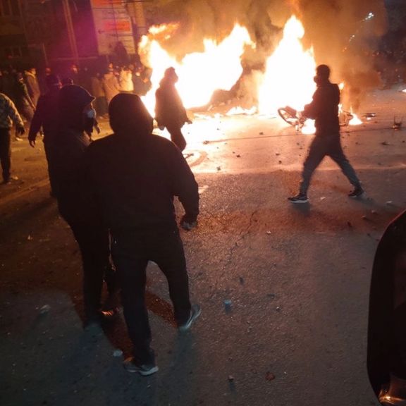 شهود عيان: مقتل 100 شخص في ليلة واحدة وإحراق مبنى البلدية بمدينة "جرجان" بإيران