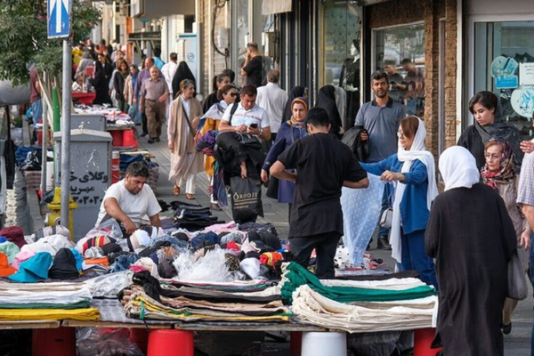 وسط أزمة معيشية خانقة واتساع دائرة الفقر.. إيرانيون: "لم يبقَ شيء إلا الجوع المطلق"