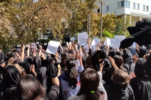 السلطات الإيرانية تقمع أكثر من 30 ألف امرأة عام 2024 بسبب الحجاب الإجباري