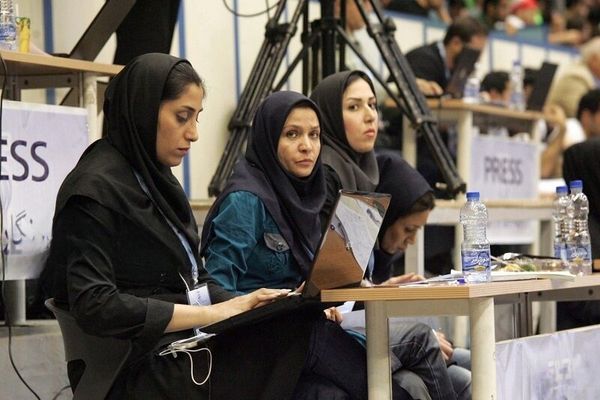 "الصحافة على أكتاف النساء".. الصحافيات يهيمنّ على وسائل الإعلام الإيرانية