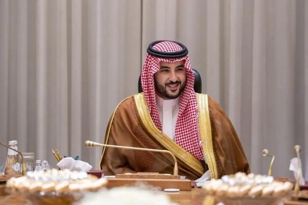 وزير الدفاع السعودي يزور طهران بدعوة من رئيس هيئة الأركان الإيرانية