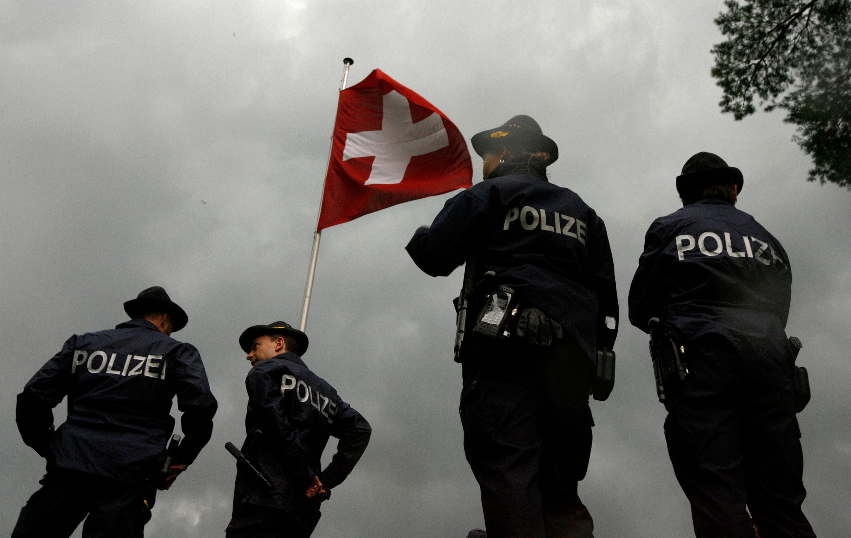 پناهجوی ایرانی بعد از گروگان گرفتن ۱۵ نفر در سوئیس به دست پلیس کشته شد