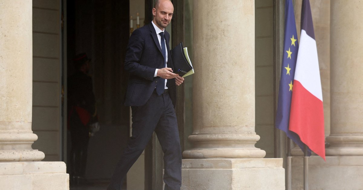 French foreign minister says diplomats detained in Iran have returned home