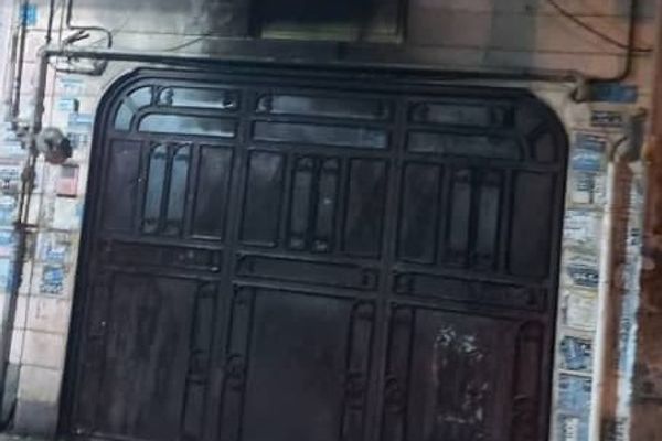إضرام النار في باب مكتب البرلماني الإيراني الذي تفاخر بقتل المحتجين في نوفمبر 2019