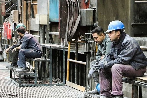 التضخم الجامح وغلاء أسعار السلع الأساسية يخنقان معيشة العمال في إيران