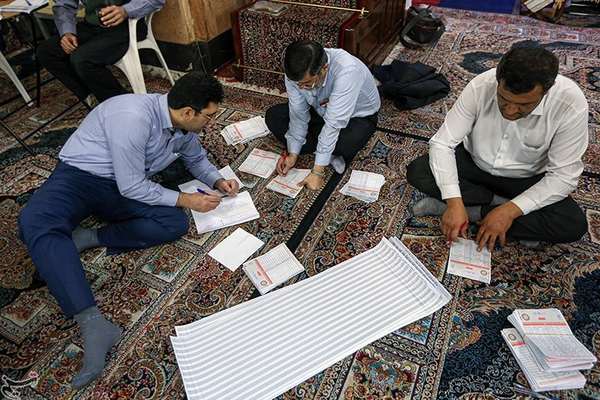 النظام الإيراني يواصل "هندسة" الانتخابات.. تحفيز وهدايا للمشاركين واعتقال وتهديد المعارضين