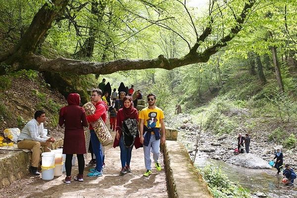اعتقال 120 سائحاً في غابات شمالي إيران بتهمة كشف الحجاب والرقص المختلط