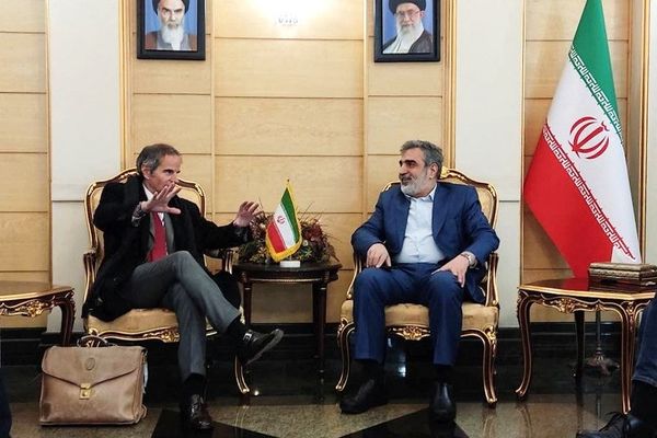 تزامنا مع تحذيرات إسرائيلية حول برنامج إيران النووي.. رئيس الوكالة الذرية يصل إلى طهران