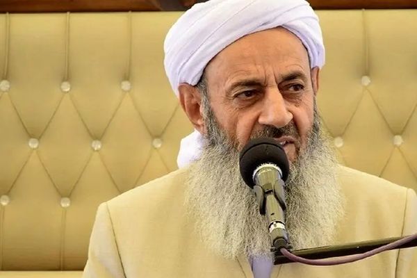 في ذكرى الاحتجاجات.. إمام أهل السنة في إيران ينتقد سوء معاملة السجناء وإذلالهم وإهانتهم