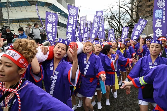 زنان ژاپنی برای اولین در هزار و ۲۵۰ سال گذشته در «جشنواره برهنه» شرکت کردند