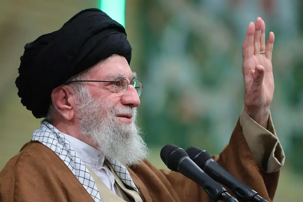 خامنئي يصف سقوط "الأسد" بـ "الفوضى" ويعد بهزيمة "الثوار" في سوريا