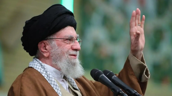 خامنئي يصف سقوط "الأسد" بـ "الفوضى" ويعد بهزيمة "الثوار" في سوريا