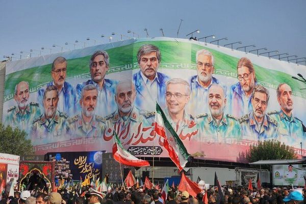 صحيفة إسرائيلية: النظام الإيراني يحتفل بالنصر في "حرب الـ 12 يومًا" رغم انهياره داخليًا