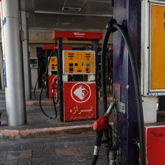 موقع إيراني: سوق سوداء للوقود في طهران وسعر لتر البنزين يصل إلى 200 ألف تومان