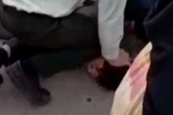 نشطاء يتهمون الشرطة الإيرانية بـ"العنصرية" بعد "اعتدائها العنيف" على مراهق أفغاني