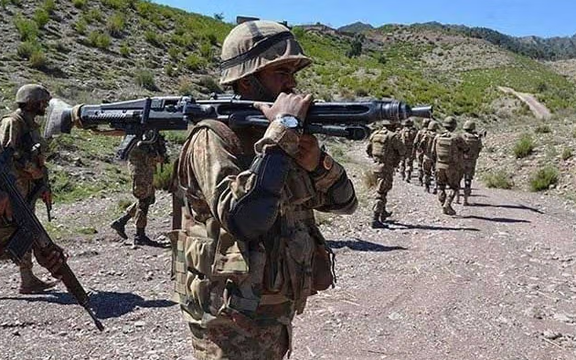 منابع امنیتی پاکستان از کشته شدن ۹ سرباز و دو افسر در درگیری با شبهنظامیان خبر دادند