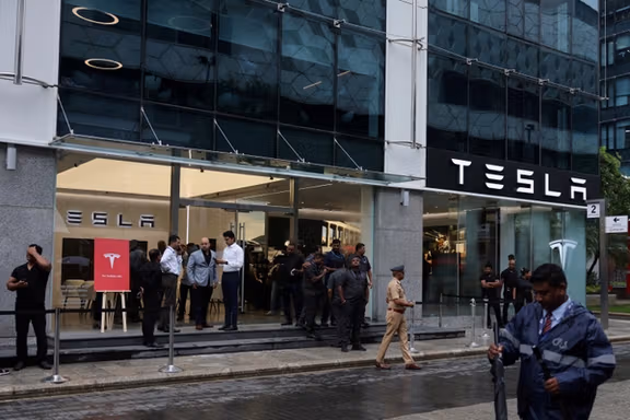 تعداد محدودی از افراد ۲۴ تیر پیش از افتتاح رسمی، در برابر نمایشگاه تسلا در بمبئی حضور یافتند