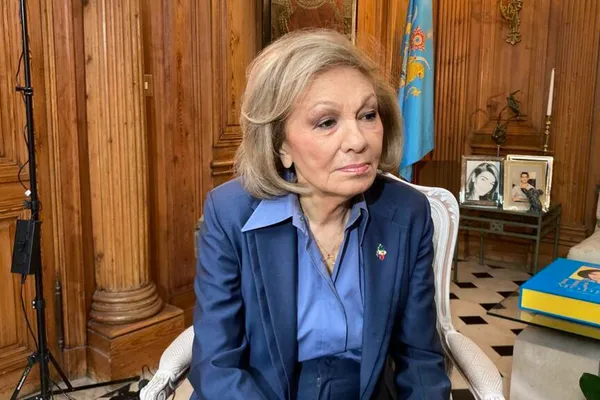 شهبانو فرح پهلوی: خود را در سوگ مادران و پدران ایران شریک میدانم