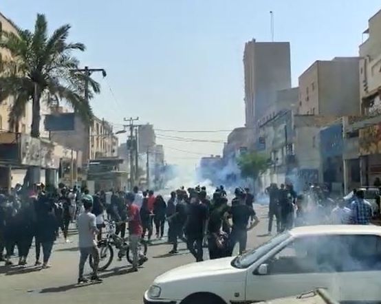 انتفاضة إيران تتواصل.. نزول للشوارع.. وتنديد دولي.. ورجال في الحوزات يعزلون خامنئي