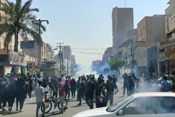 انتفاضة إيران تتواصل.. نزول للشوارع.. وتنديد دولي.. ورجال في الحوزات يعزلون خامنئي