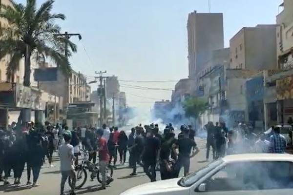 انتفاضة إيران تتواصل.. نزول للشوارع.. وتنديد دولي.. ورجال في الحوزات يعزلون خامنئي