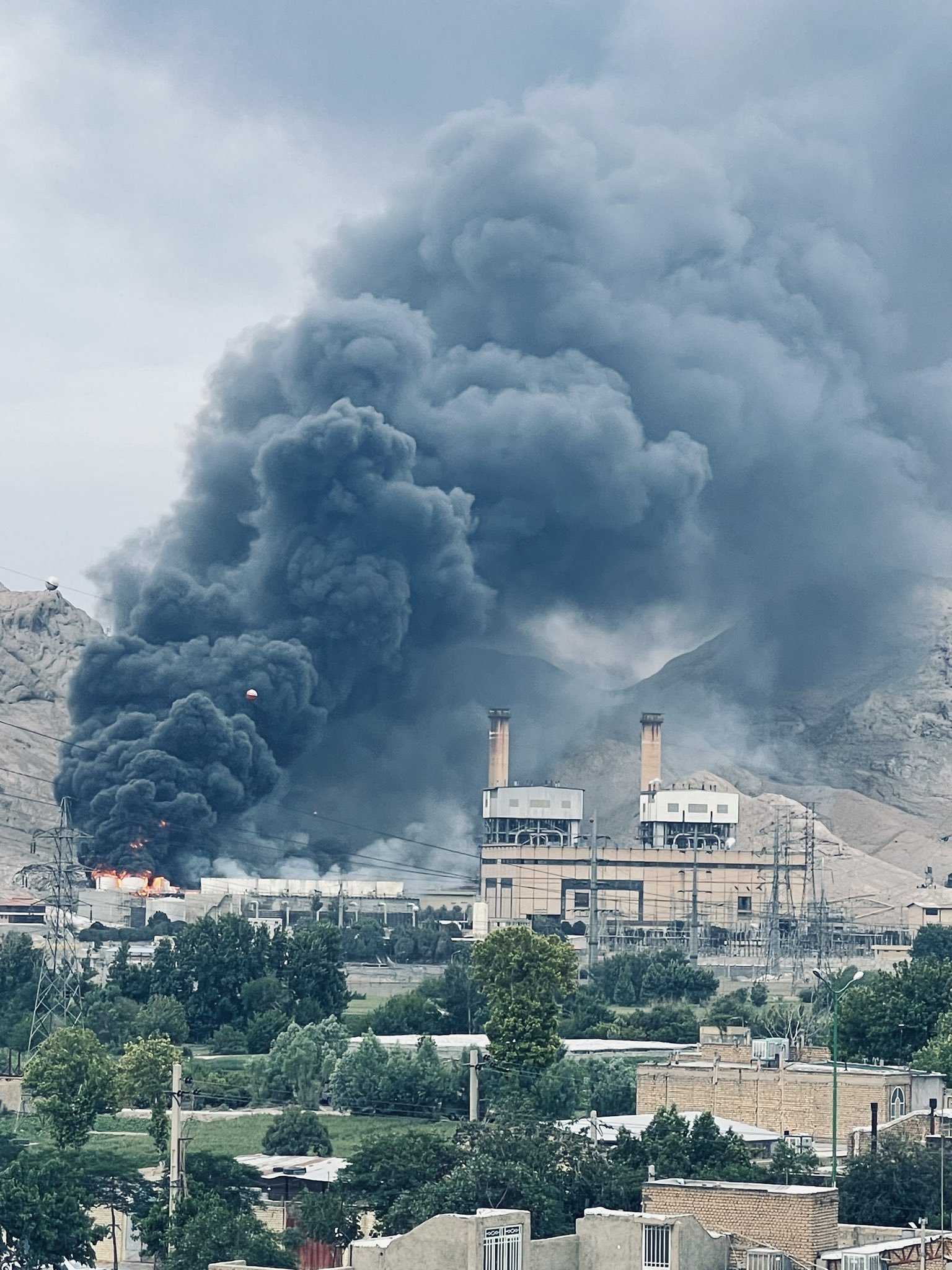 آتش‌سوزی در نیروگاه عباسپور اصفهان؛ دلیل انفجار مشخص نیست