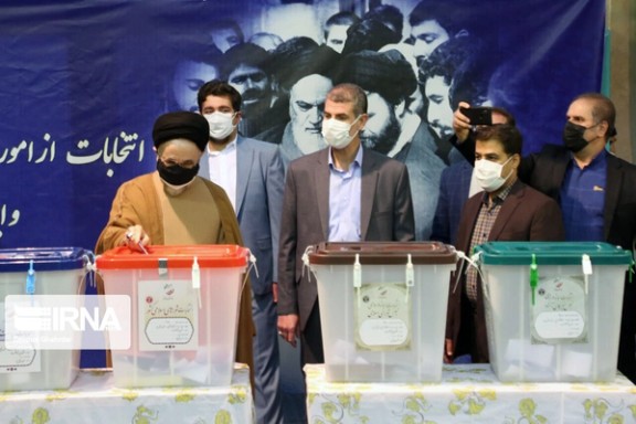 Former president Mohammad Khatami (left) casting his vote in an election in Iran (June 2021)