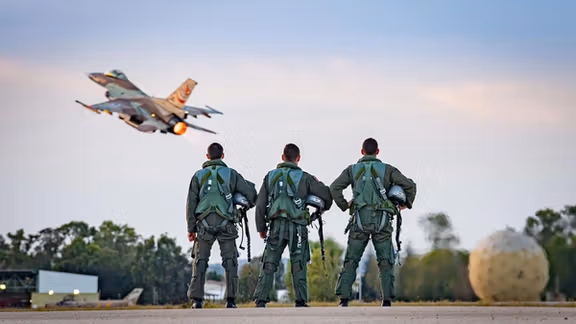 "هآرتس": إسرائيل ترفع مستوى التأهب تحسبًا لهجوم أميركي ضد إيران