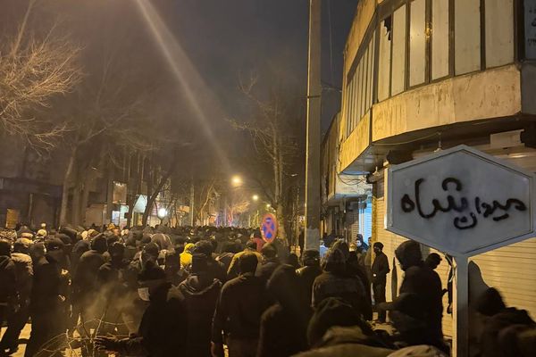 متابعو "إيران إنترناشيونال":استخبارات الحرس الثوري الإيراني تضغط على تجار أصفهان المحتجين