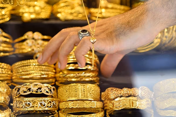 ایندیپندنت: با تشدید بحران اقتصادی مردم ایران به خرید طلا، نقره و سنگ قیمتی رو آوردهاند