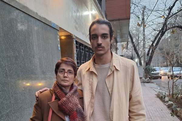 أكثر من ألف ناشط مدني يدينون الاعتداء على نجل نسرين ستوده أثناء زيارتها في السجن