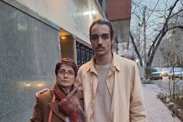 أكثر من ألف ناشط مدني يدينون الاعتداء على نجل نسرين ستوده أثناء زيارتها في السجن