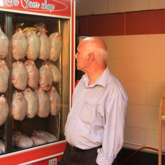 خبرگزاری ایلنا: مردم در اصفهان برای خرید مرغ دولتی باید ثبتنام کنند