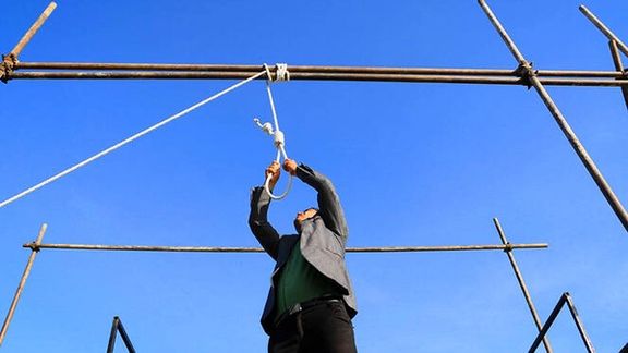 جمهوری اسلامی یک زندانی را در شاهرود مقابل چشم مردم به دار آویخت