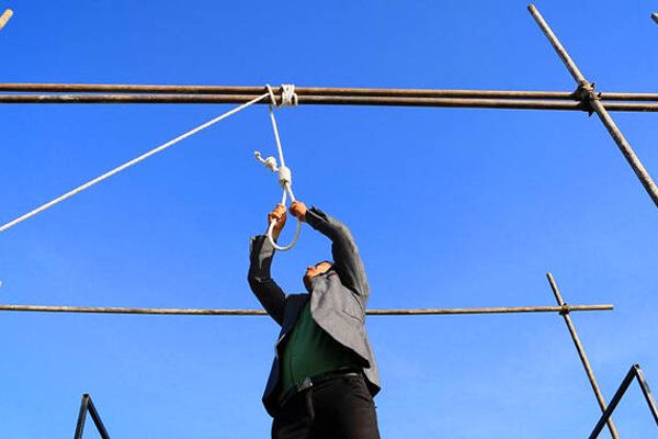 رغم الانتقادات الواسعة.. السلطات الإيرانية تواصل الإعدامات وتعدم شخصين أحدهما على الملأ