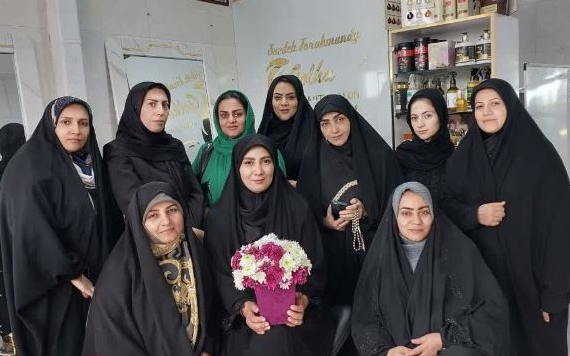 گروه «آرایشگران خدامحور» برای «رضایت امام زمان» ناخن کاشته و خالکوبی را از بین میبرد