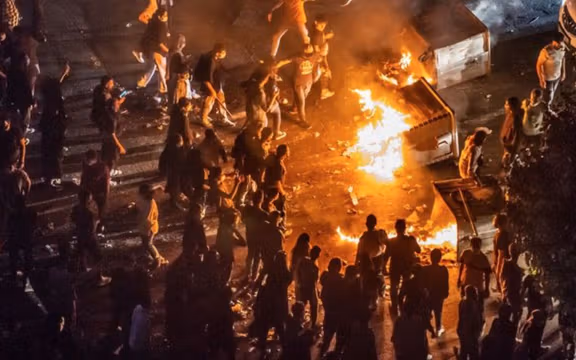 مسيرات ليلية في طهران والمتظاهرون: "نهاية حكايتنا جميلة.. امرأة تقتل المرشد"