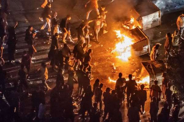 مسيرات ليلية في طهران والمتظاهرون: "نهاية حكايتنا جميلة.. امرأة تقتل المرشد"
