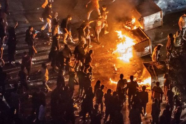 مسيرات ليلية في طهران والمتظاهرون: "نهاية حكايتنا جميلة.. امرأة تقتل المرشد"