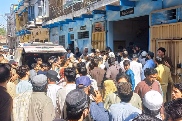 ریزش سقف مدرسه در پاکستان حدود ۳۰ کشته بر جا گذاشت