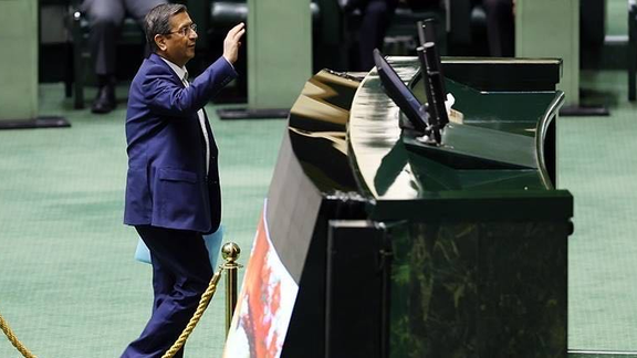 عقوبات ترامب ضد طهران تطيح بوزير الاقتصاد الإيراني بعد حجب الثقة عنه في البرلمان