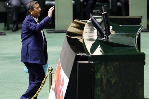 عقوبات ترامب ضد طهران تطيح بوزير الاقتصاد الإيراني بعد حجب الثقة عنه في البرلمان