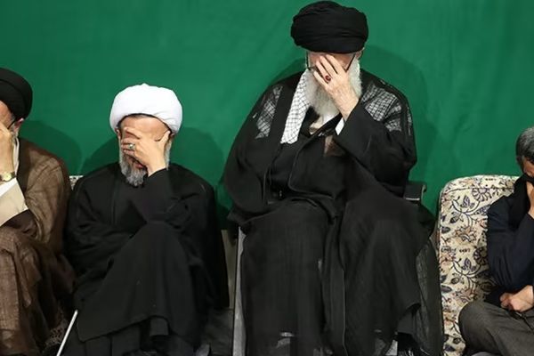 بالتزامن مع زيارة قرقاش لطهران.. خامنئي: لماذا نتفاوض ونحن نعلم أن ذلك لن ينجح؟