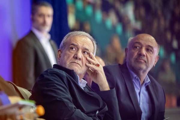 الحكومة الإيرانية تتجنب المواجهة وسط تصاعد الضغوط لعزل وزراء بعد انفجار ميناء رجائي