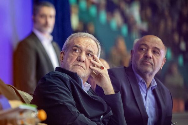 الحكومة الإيرانية تتجنب المواجهة وسط تصاعد الضغوط لعزل وزراء بعد انفجار ميناء رجائي