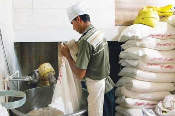 إيران: احتجاجات على زيادة سعر الدقيق 10 أضعاف.. وبرلماني: لا تختبروا صبر الناس